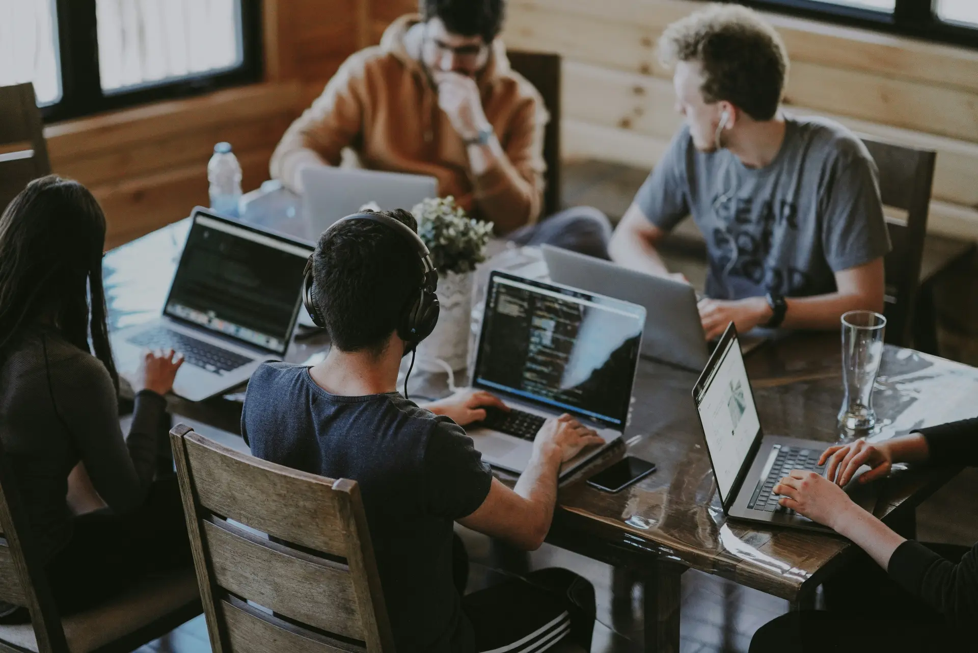 Team arbeitet gemeinsam am Schreibtisch